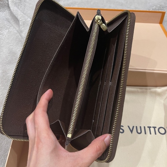 Authentic lv wallet for men - Picture 2 of 9